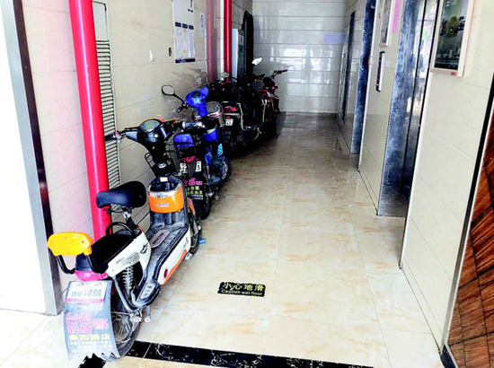 图为:武汉市徐东大街一栋居民楼一楼走廊内停着不少电动自行车。