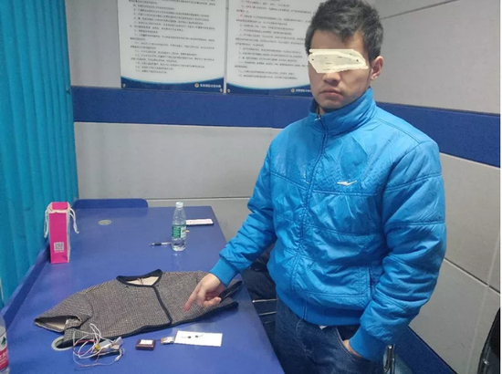 ▲周某指认作案器材