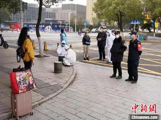 2月13日中午，拖着行李箱到南昌市政府求助的小赵，迅速得到了公安民警的帮助，渡过难关。　南昌警方