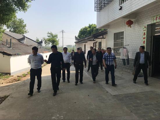 新洲区城管委主任程奇才,环卫中心主任汪银苟,徐古街道党工委副书记