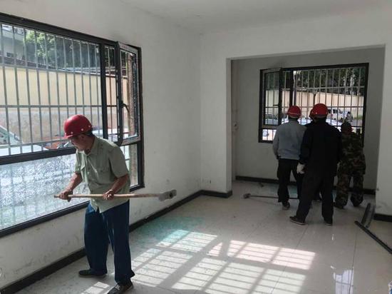 武昌一物业公司违规将架空层封闭 城管依法及