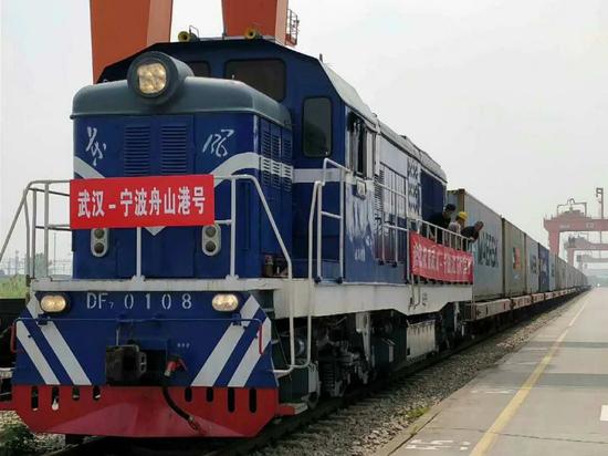 图为:5月12日首趟武汉至宁波铁海联运班列从吴家山站安全开出,驶往浙江省宁波市附近的北仑港站。苏庆丰 摄