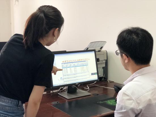 工作人員正在往智能語音提示系統(tǒng)中錄入數(shù)據(jù)