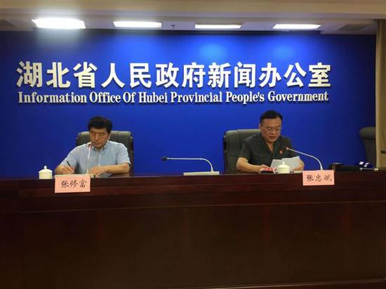 图为:新闻发布会现场,省高院副院长张忠斌通报全省法院开展扫黑除恶专项斗争工作的有关情况。