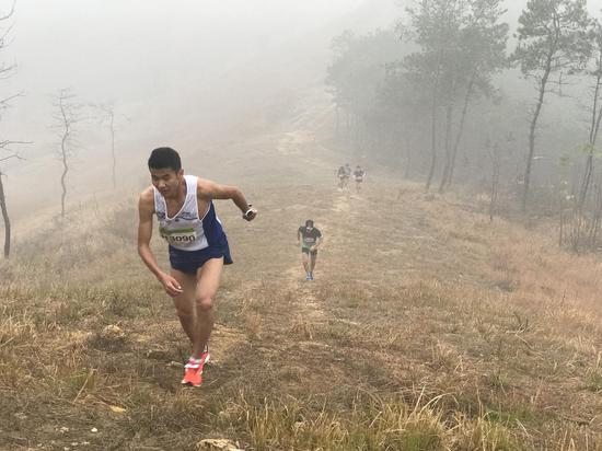 参加新洲“山马”比赛的选手们翻山越岭。摄影:沈雷平
