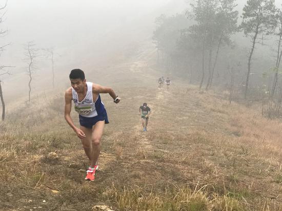 参加新洲“山马”比赛的选手们翻山越岭。摄影：沈雷平