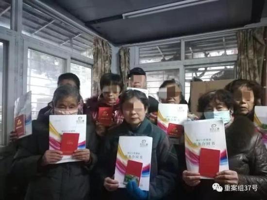 12月6日,受骗的襄阳老人们开会商量维权事宜。因怕被子女认出,部分老人拍照时仍不愿摘下口罩。 新京报记者 韩茹雪 摄