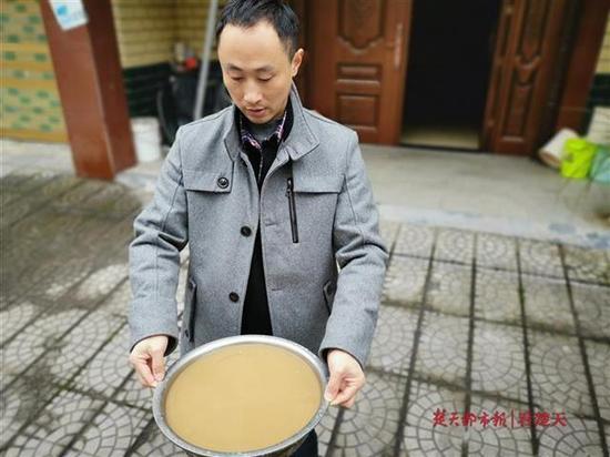 圖為自來水看上去像一盆“黃泥湯”
