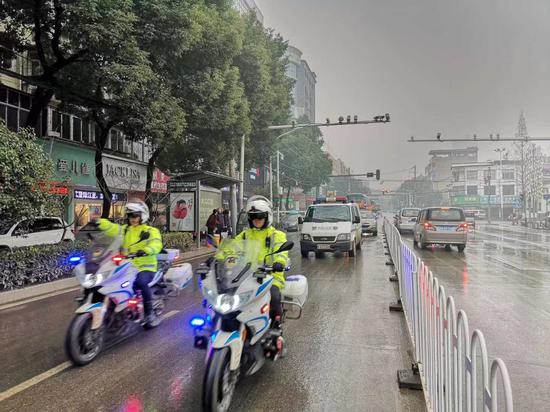 汉警快骑为车队开道