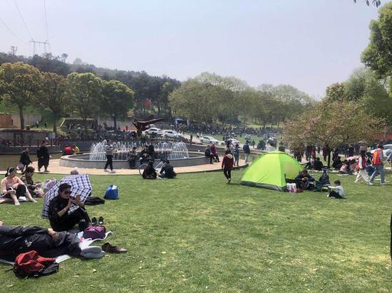 石門(mén)峰生態(tài)公園里都是踏青游玩市民。記者關(guān)馨攝
