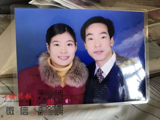 王远兵与妻子何云的合影