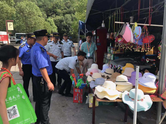 黄陂城管提前整治市容环境 为武汉乡村旅游节提供保障(图1)