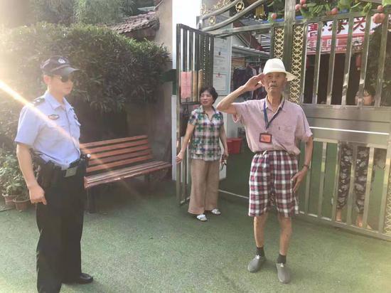 老人向民警敬礼表示感谢   江汉公安分局供图