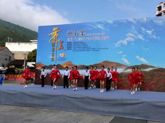 开场舞蹈:青少年拉丁舞