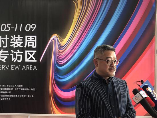 中国时装设计“金顶奖”获得者刘勇接受媒体采访