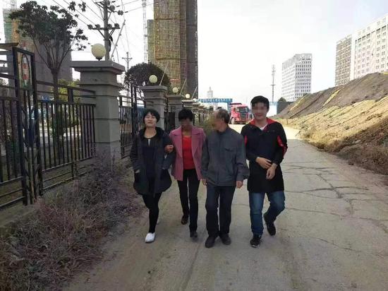 王东萍和家人相见 鲁锋 供图