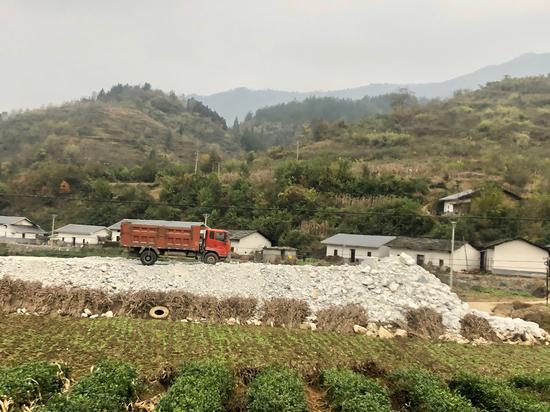 部分礦渣露天堆放在農(nóng)田旁