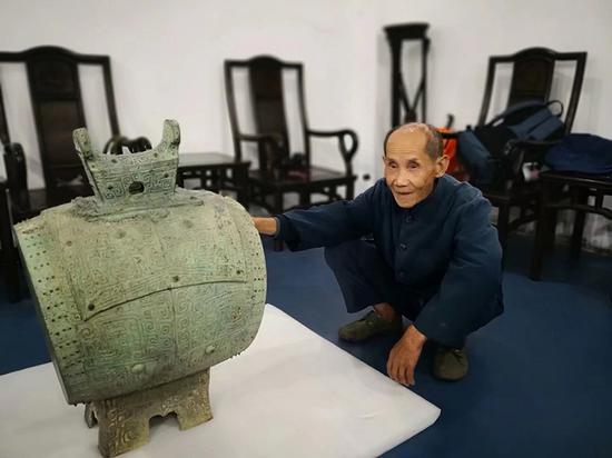 2018年，有社会爱心人士组织出资协助程老到湖北省博物馆观看了“商代铜鼓”。 甘明强 摄
