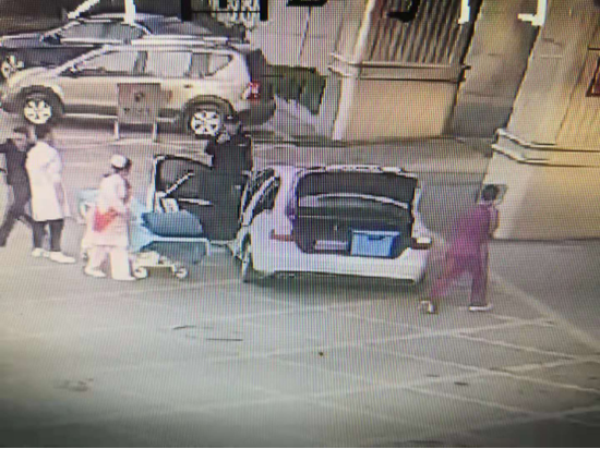 右边深紫色衣服为护师张佩琦，确认完产妇毛毛状态后正跑向科室取用具