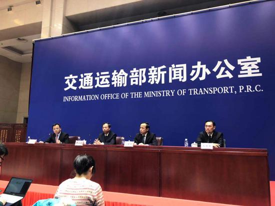 2019年12月12日,交通运输部召开“取消高速公路省界收费站”专题新闻发布会。 澎湃新闻记者 张若婷 图