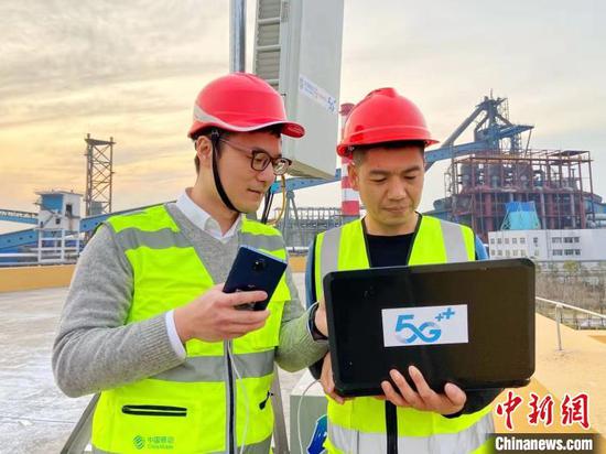 湖北移動(dòng)及中國信科5G技術(shù)人員進(jìn)行業(yè)務(wù)調(diào)試 王政 攝