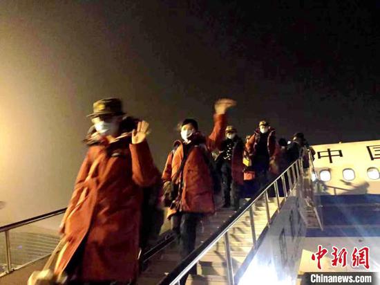 辽宁对口支援襄阳医疗队12日深夜乘机抵达(资料图) 张慧华 摄