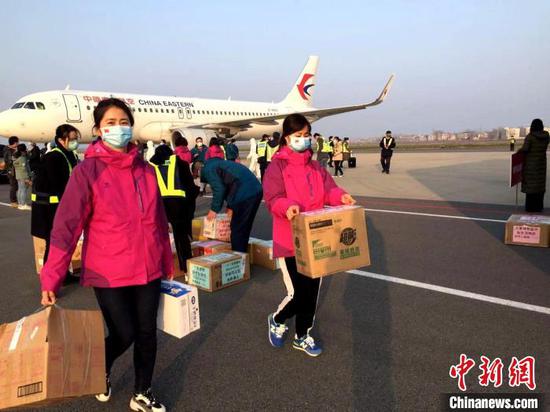 宁夏第二批援襄医疗队12日乘机抵达襄阳(资料图) 张慧华 摄