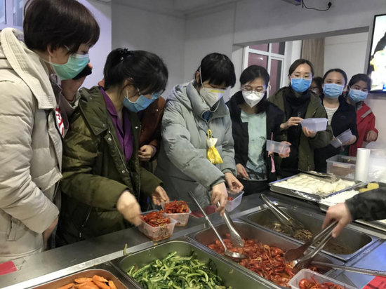 刚出锅的小龙虾大受队员们欢迎