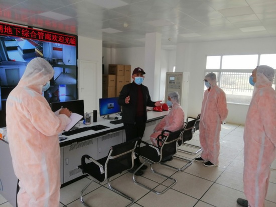袁若新在黄家湖地下综合管廊管线部署运维工作