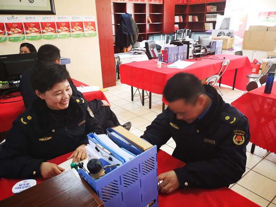 龙泉街城管执法中队教导员李惠兰,日常工作中与队员谈心