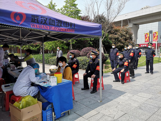 武汉市江汉区城管局江汉路中山大道执法中队的队员们排队献血