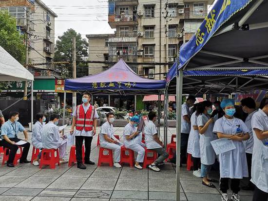 武汉市武昌医院医务人员有序排队献血