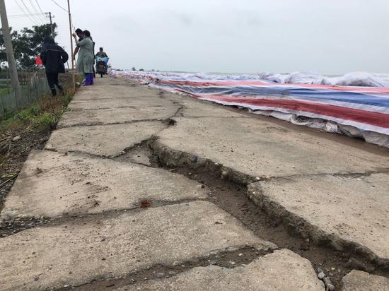 由于承受巨大压力，湖堤上的水泥路很多已裂开，无法通行大型车辆。