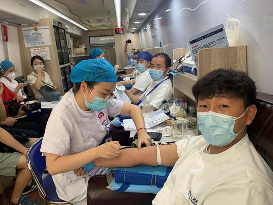 医师节|医师节这天 这群“抗疫勇士”挽臂献热血！