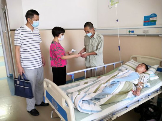 区机关事务服务中心扶贫工作队员在医院帮助料理