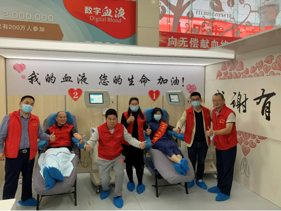 潘迎春和志愿者们合影(张智拍摄)