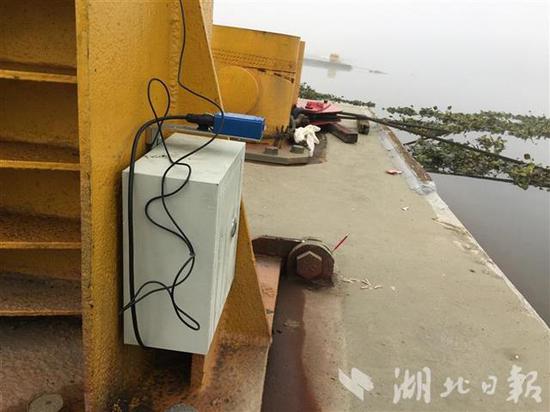 管上安装测距仪。记者戴辉摄