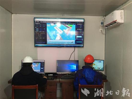 沉管浮运中控室。记者戴辉摄