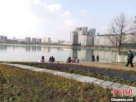 大年初二,天气晴好,武汉市在民户外亲近大自然 梁婷 摄