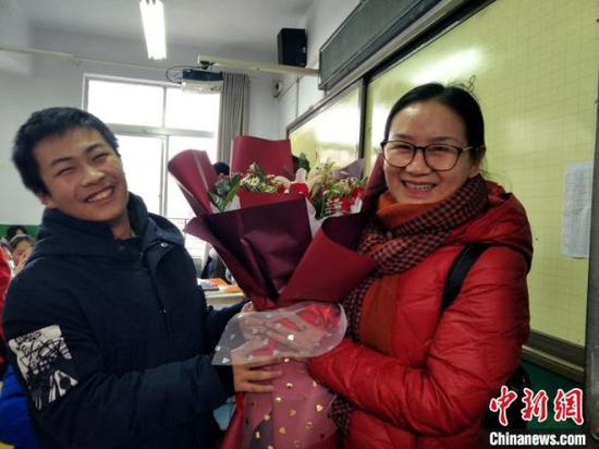 柯美娥老师退休时学生向其送鲜花表达祝福(资料图) 受访者提供