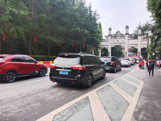 车辆有序进入景区