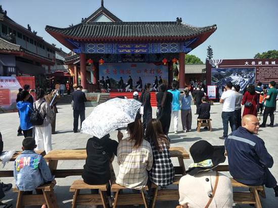 武当山山门口非遗文化展演