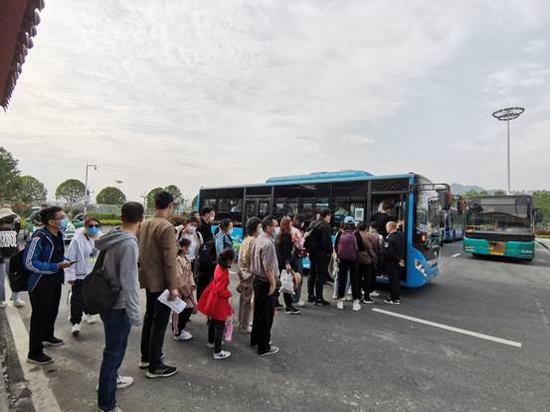 有序排队乘车