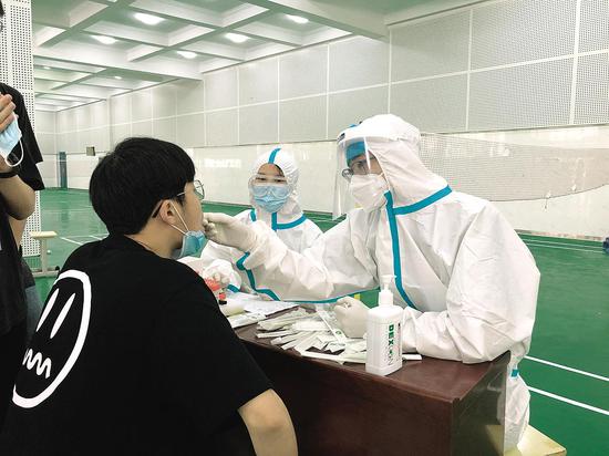 自5月14日起，安徽省六安市启动新冠肺炎疫情控制应急预案，迅速对主城区开展全员核酸检测。图为当日，在六安市第一中学检测点，学生接受核酸检测。 （新华社发）