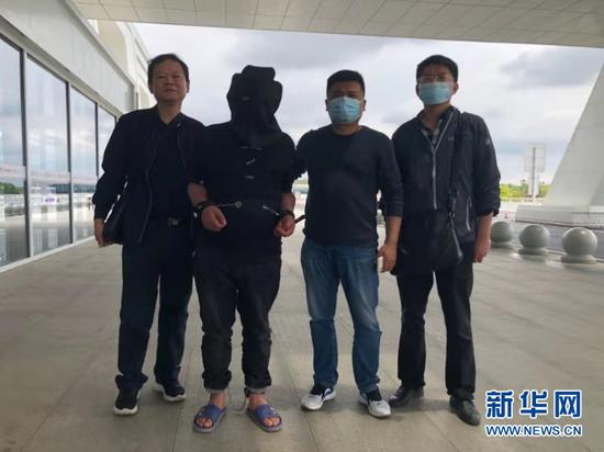 武汉市公安局武昌区分局刑侦大队民警将犯罪嫌疑人张某某抓捕归案（资料照片）。新华社发（武汉市公安局武昌区分局供图）