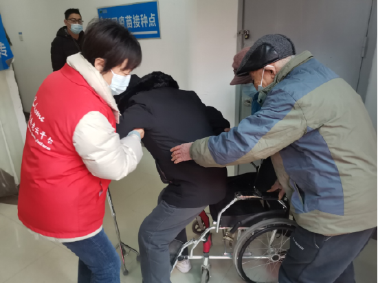 江岸新苗社区下沉党员助力“轮椅”老人接种疫苗