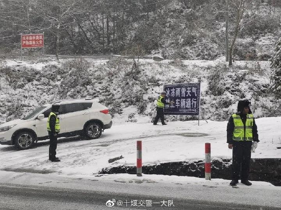 26日，十堰各城区雨夹雪，其中竹溪、郧阳区、房县小到中雨雪，其它地区小雨雪。