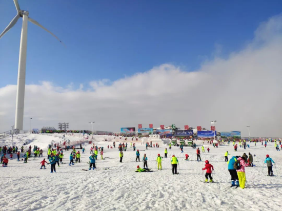 图/宜昌百里荒滑雪场