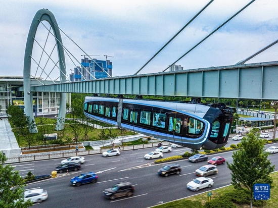 5月9日拍摄的武汉“光谷光子号”空轨列车（无人机照片）。华社记者 肖艺九 摄