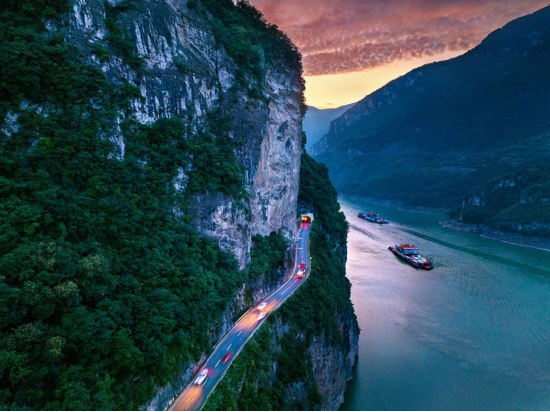 《绝壁公路观三峡》郑坤